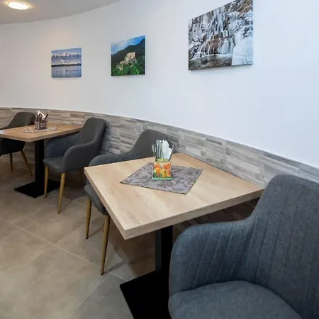 Zuzana Πανσιόν